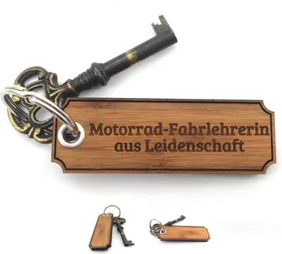 Produktbild von Mr. & Mrs. Panda Schlüssel Anhänger Motorrad-Fahrlehrerin - Bambus - Geschenk, Schenken, Taschenanhänger, Diplom, Geschenke, für tasche, Glücksbringer, holz deko, Beruf