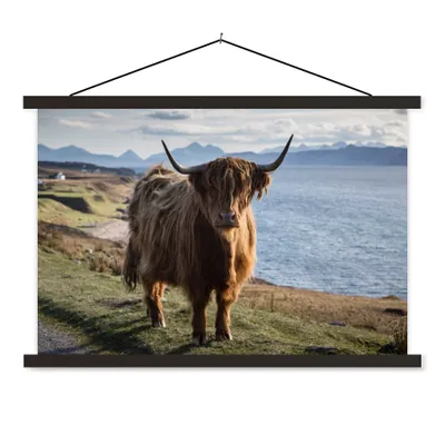 Produktbild von MuchoWow® Textilposter Schottische Highlander - Bergen - Meer 120x80 cm mit schwarzem Rahmen - Wanddeko