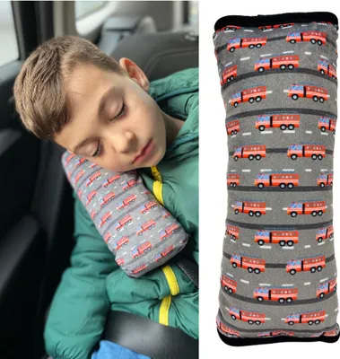 Immagine prodotto di HECKBO® Cuscino per bambini dei vigili del fuoco - lavabile in lavatrice - morbido cuscino di alta qualità per cinture di sicurezza, protezione per cinture di sicurezza, cuscino per cinture di sicurezza, protezione per cinture di sicurezza, cuscino per auto, cuscino per viaggi, vacanze - 30cm x 12cm