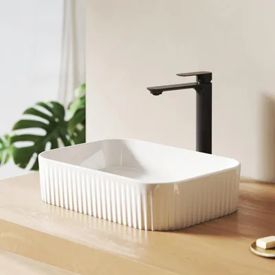 Zdjęcie produktu dla EMKE Umywalka nablatowa ceramiczna prostokątna z zaokrąglonymi narożnikami 450x320mm biała błyszcząca Elegancka umywalka do nowoczesnych łazienek