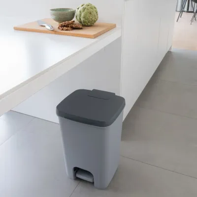 Produktbild von Curver Tretmülleimer Essentials 20L Hellgrau