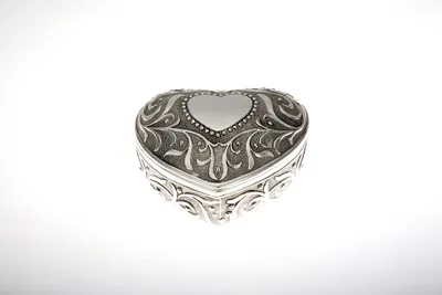 Produktbild von Schmuckdose Herz klein/antik versilbert D 7,5cm H 4,0cm