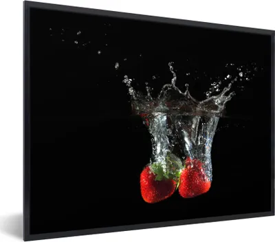 Produktbild von MuchoWow® Gerahmtes Poster Erdbeeren - Obst - Wasser - Schwarz - Rot 40x30 cm - Poster mit Schwarzem Bilderrahmen Wandposter Rahmen Foto Bilder - Kunstposter - Wanddekorationen