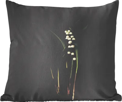 Produktbild von MuchoWow® Zierkissen Sofakissen Wohnzimmer Dekokissen 40x40 cm Maiglöckchen mit Blättern auf schwarzem Hintergrund - Foto Kissen - Schlafzimmer Dekoration