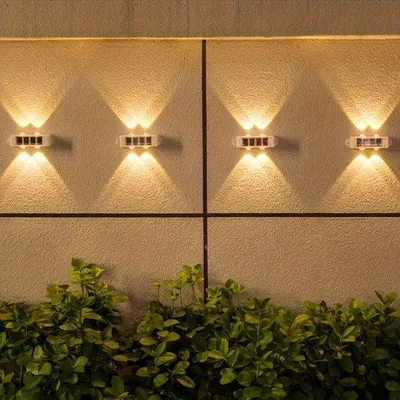 Zdjęcie produktu dla 4 sztuki solarnych lamp zewnętrznych montowanych na ścianie, z 6 diodami LED, skierowanymi w górę i w dół. Białe źródło światła. Oświetlenie zewnętrzne do willi, balkonu, ogrodu, ogrodzenia. Wodoodporne lampy zewnętrzne montowane na ścianach