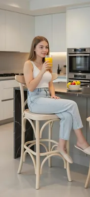 Obrázok produktu pre Drevená barová stolička v béžovej farbe s ergonomickým operadlom