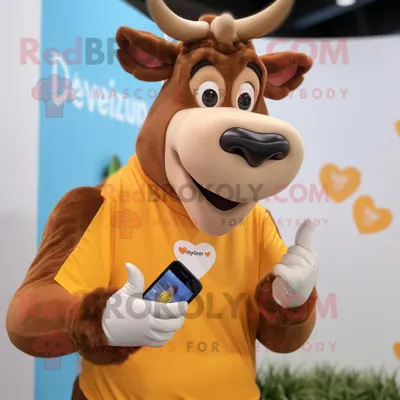 Produktbild von Braune REDBROKOLY Guernsey-Kuh Maskottchen kostümfigur bekleidet mit einem T-Shirt mit V-Ausschnitt und Smartwatches