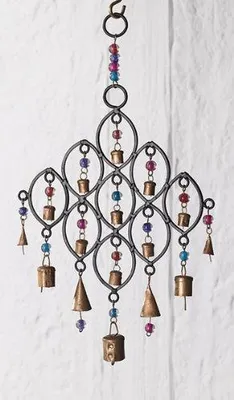 Produktbild von Windspiel mit Glöckchen und Glasperlen, aus recyceltem Eisen.