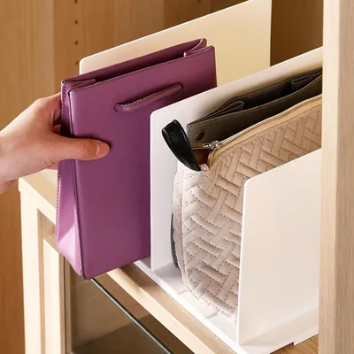 Immagine prodotto di Divisori regolabili in plastica bianca e resistente, ideali per organizzare le borse all'interno dell'armadio