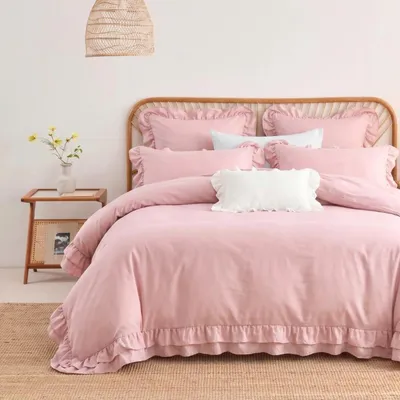 Zdjęcie produktu dla Komplet pościeli 200x220 cm, kolor różowy, z 2 poszewkami na poduszki 80x80 cm, wykonany z mikrofibry, z falbankami
