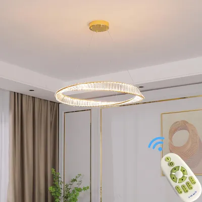 Imagen del producto de Lámpara colgante LED 3016-800, grande, de cristal transparente, con mando a distancia. Permite ajustar la temperatura del color de la luz de forma gradual, desde blanco cálido hasta blanco frío. Regulable. Marco de metal chapado en oro. Altura ajustable, 120 cm