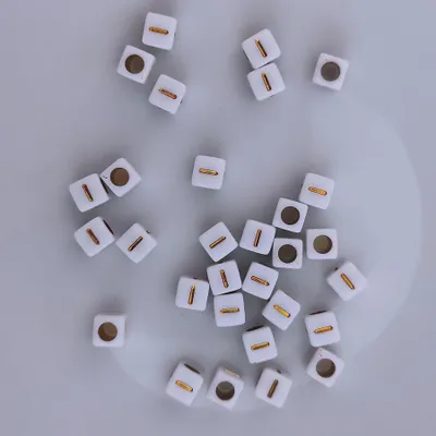 Image de Perles pour lettres, 30 pièces, 6x6 mm, blanches avec or, carrées, lettre I