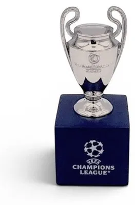 Produktbild von UEFA CL 45mm Pokalreplika auf Holzpodest
