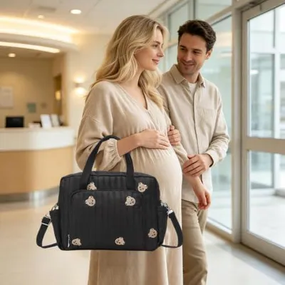 Produktbild von Wickeltasche als Tragetasche mit niedlicher Bärenstickerei und Windelfächern für Zuhause, Reisen, Aktivitäten im Freien, Pendeln, Wandern, Krankenhaus, Kita und Camping