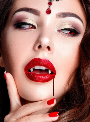 Imagen del producto de Accesorios de Halloween con forma de colmillos de vampiro. Sangrientos, elegantes, espeluznantes. Estilo gótico, criatura de la noche, disfraz, fiesta, horror, no muerto, fascinación. Color: plateado