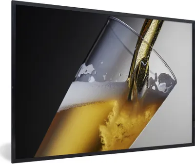 Produktbild von MuchoWow® Gerahmtes Poster Bier vom Fass auf dunklem Hintergrund 30x20 cm - Poster mit Schwarzem Bilderrahmen Wandposter Rahmen Foto Bilder - Kunstdruck - Bild-Poster