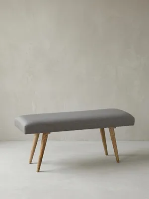 Alternative Perspektive der gepolsterten Zweisitzer-Bank aus Stoff und Holz. Die ausgewogenen Proportionen des 117x51x38 cm großen Möbelstücks vereinen Funktionalität mit dezenter Eleganz._#sku_BARWL5.330#