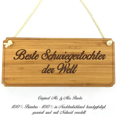 Produktbild von Mr. & Mrs. Panda Türschild Holz Schwiegertochter - Geschenk, Werbeschild, Hinweisschild, Landhaus, Graviert, Tochter, Wegweiser, Schild, Büroschild, Shabby, angeheiratet
