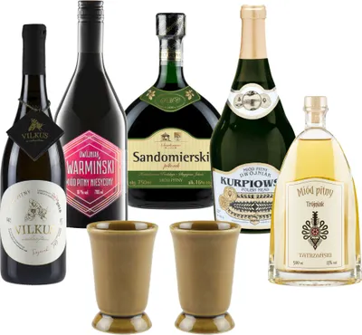 Produktbild von Set mit 5 Mets (Honigwein Półtorak-Eineinhalber/ 2x Dwójniak-Halber / 3x Trójniak-Drittel) mit 2 Bechern | 1250ml | 13-16% Alkohol Metwein | Polnische Produktion
