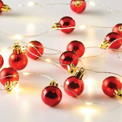 Produktbild von ACA Beleuchtete Weihnachtsgirlande mit 20 roten LEDs, silberner Kupferdrahtkette, Batterie (2xAA), Schutzart IP20, 190+30 cm, X13201101