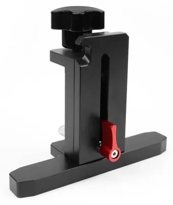 Image de Azomor : outil de positionnement réglable pour une installation précise des portes d'armoire