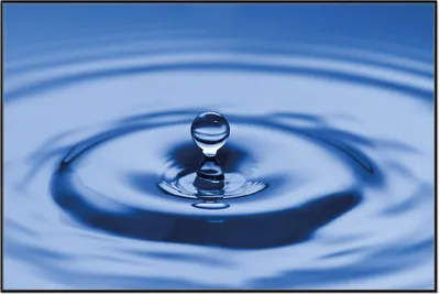 Produktbild von Wallario Wandbild Wassertropfen im blauen Wasser, Größe: 61 x 91,50 cm, Poster mit schwarzem Aluminiumrahmen