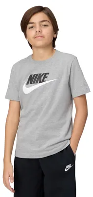 Obrázek produktu pro Tričko Nike Sportswear pro starší děti, barva: světle šedá/černá/bílá, model: FZ5178-0