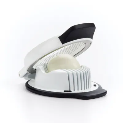 Produktbild von OXO Good Grips Eierschneider – spülmaschinenfestes Küchengerät zum schnellen und einfachen Schneiden von hartgekochten Eiern – schwarz/weiß
