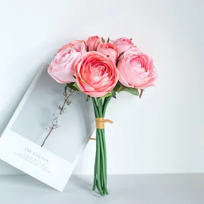Image de Bouquet de fleurs artificielles en soie, idéal pour la décoration de table