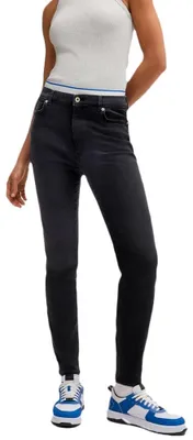Imagen del producto de pantalón ajustado de corte slim, marca Boss