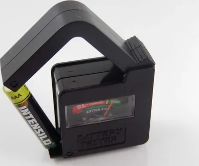 Produktbild von vhbw Batterie-Tester mit analoger Anzeige für AAAA, AAA, AA, 9 V-Block - 5,3 x 5,5 x 2,4 cm Schwarz