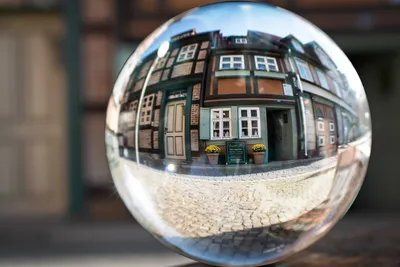 Produktbild von hansepuzzle 24144 - Glaskugel Puzzle, 2000 Teile, Gebäude, 90,0 x 60,0cm mit hochwertiger Aufbewahrung, Kartonbox und wiederverschließbarem Beutel