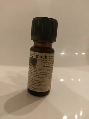 Kleine braune Flasche mit einem schwarzen Verschluss. Auf dem Etikett steht "Weihnachtszauber".