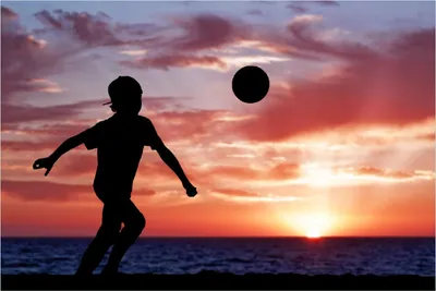 Produktbild von Wallario Poster - Fußball - Kleiner Junge spielt im Abendrot, Kunstdruck Größe: 100 x 150 cm
