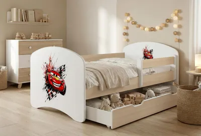 Obrázek produktu pro Dětská postýlka Happy Babies s bočními zábranami pro chlapce, 140 x 70 cm, postýlka do dětského pokoje se zásuvkou, matrace, jednolůžko pro děti, hruška, auto | Auta | Cars