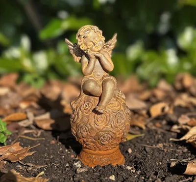 Produktbild von Skulptur Kleiner Engel auf Blumenkugel 16cm Gusseisen Figur Deko Vintage Eisenguss mit Rostpatina Gartenfigur Gartenskulptur Uhu Edelrost Wetterfest