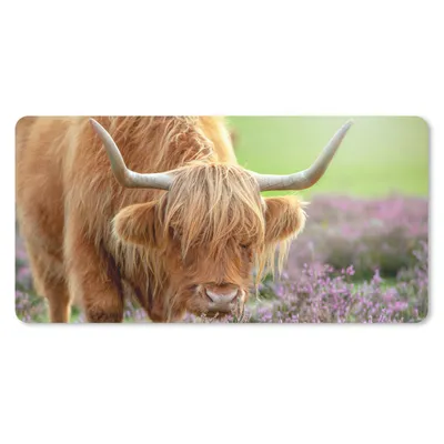 Produktbild von MuchoWow® Schreibtischunterlage Schottischer Highlander - Lila - Blumen 80x40 cm - XXL Mauspad - Gaming Mauspad