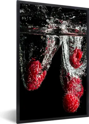 Produktbild von MuchoWow® Gerahmtes Poster Himbeeren - Obst - Stilleben - Wasser - Schwarz - Rot 40x60 cm - Poster mit Schwarzem Bilderrahmen Wandposter Rahmen Foto Bilder - Papierdruck - Wandbilder