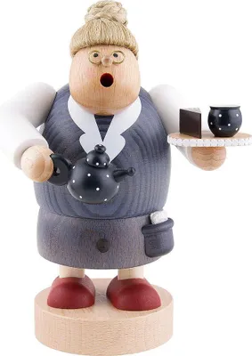 Obrázok produktu pre Fajčiaca babička s tortou ŠxHxV= 13x13x15cm NOVINKA