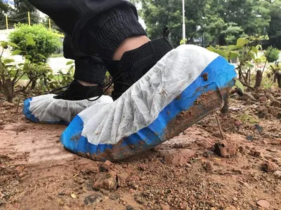 Produktbild von Wiederverwendbare Kunststoff-Überschuhe mit rutschfester Sohle - Extra stark und wasserdicht - Einheitspackung 50 Stück