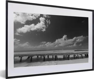 Produktbild von MuchoWow® MuchoWow® Gerahmtes Poster Seitenansicht der Strandpromenade Isla Mujeres - Schwarz und weiß 60x40 cm - Poster mit zchwarzem Bilderrahmen - Schlafzimmer - Plakat in Rahmen - Drucken
