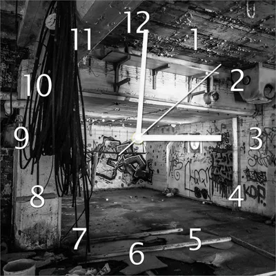 Produktbild von Wallario Design Wanduhr Alte verlassene Fabrik in schwarz weiß mit Graffiti aus Echtglas, Größe 30 x 30 cm