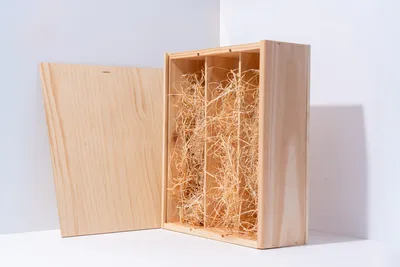 Stijlvolle houten wijnkist voor 3 wijnflessen met praktisch schuifdeksel. De wijnkist wordt inclusie, AI-gegenereerde afbeelding