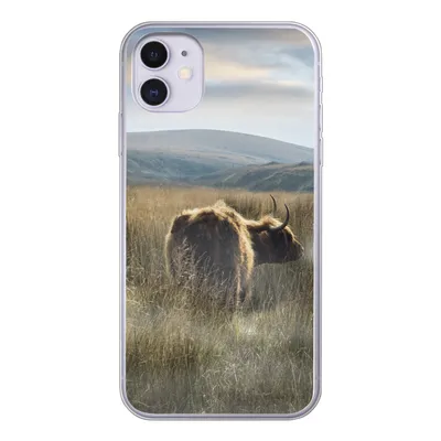 Produktbild von MuchoWow® Handyhülle Schutzhülle Hülle für iPhone 11 Schottische Highlander - Nebel - Gras Silikon Softcase Handy Hülle - Handytasche
