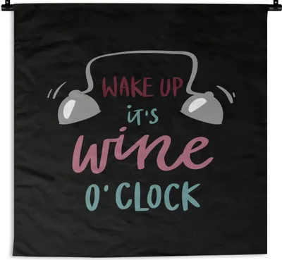 Produktbild von MuchoWow® Wandteppich Wandbehang Zitat "Wake up, it's wine o'clock" mit schwarzem Hintergrund 150x150 cm Tapisserie Dekoration Wandtuch - Wohnaccessoires - Modernes