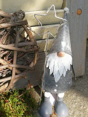 Produktbild von LED Nikolaus mit Stern, grau LED Nikolaus mit Stern - 24 cm
