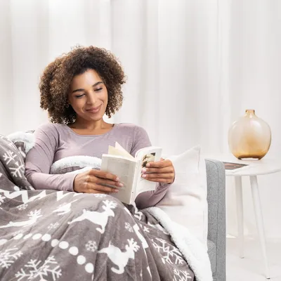 Produktbild von JEMIDI Kuscheldecke Sofa Decke 150 x 200 cm - Lammfell Optik Sherpa Sofaüberwurf - Sofadecke Couchdecke Tagesdecke - warm schwer - Wohndecke Norweger