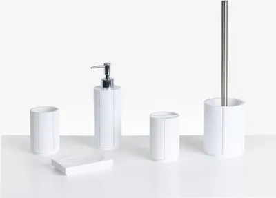 Produktbild von BELIANI Badezimmer Set 5-Teilig Weiß Kunstharz Modernes Design Seifenschale Seifenspender Zahnbürstenhalter Toilettenbürste Becher Badausstattung