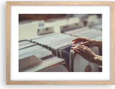 Produktbild von Gerahmtes Poster - Rahmen in heller Eiche - Platten Vinyl Hände - 40x30 cm - Wand Bild - Wanddeko - Wandbilder - Kunstposter - Wandposter - Bilderrahmen - Bilder - Kunstdruck - P2NAA40x30-4591