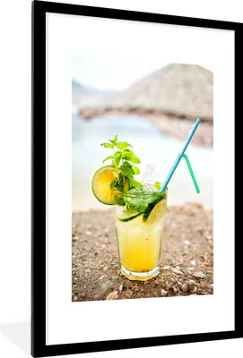 Produktbild von MuchoWow® Gerahmtes Poster Gelber Mojito-Cocktail am Strand 60x90 cm - Poster mit Schwarzem Bilderrahmen Wandposter Rahmen Foto Bilder - Dekoration - Wandposter Wohnzimmer - Hochwertig